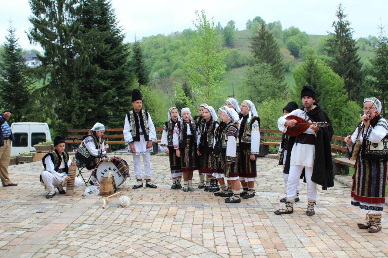 Pensiunea Casa Bunicilor Мэнэстиря-Гуморулуй Экстерьер фото